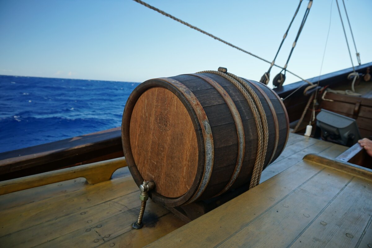 Ровно год назад проходили милях в двухстах  от острова Сундук мертвеца (Dead  Сhest Island)