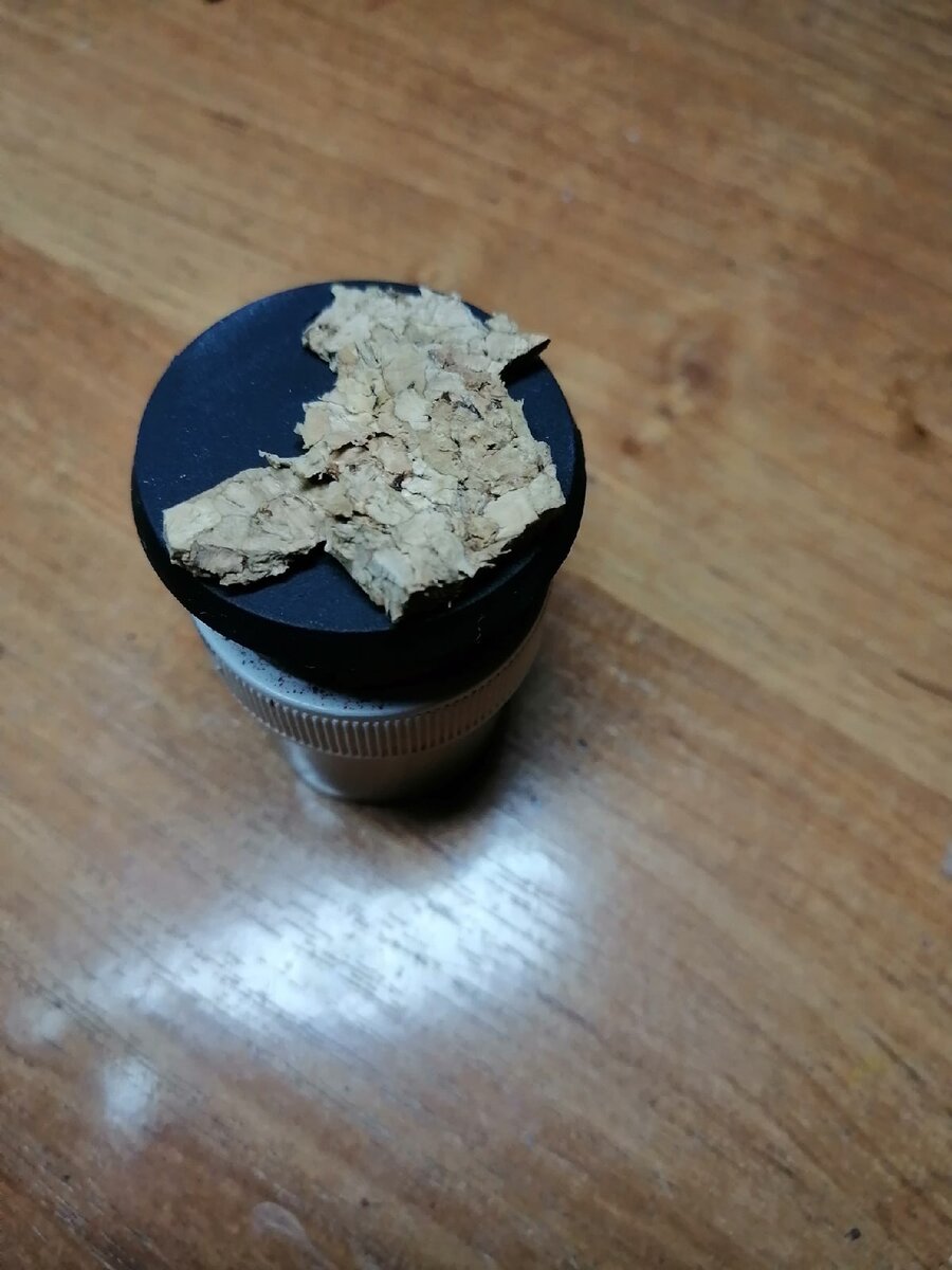 Красим базу в чёрный. Сверху предварительно примерив ,раскладываю нарезанные кусочки пробки (грунтую их) - только после этого приклеиваю к подставке. Пробка это будущие камни.