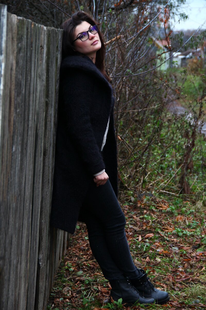 На фото руки в кулак сжаты, это говорит о напряжении в момент съемки)