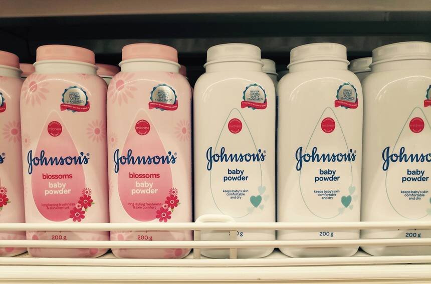   Компания Johnson & Johnson объявила на этой неделе, что прекратит продажи своей детской присыпки на основе талька в Северной Америке.