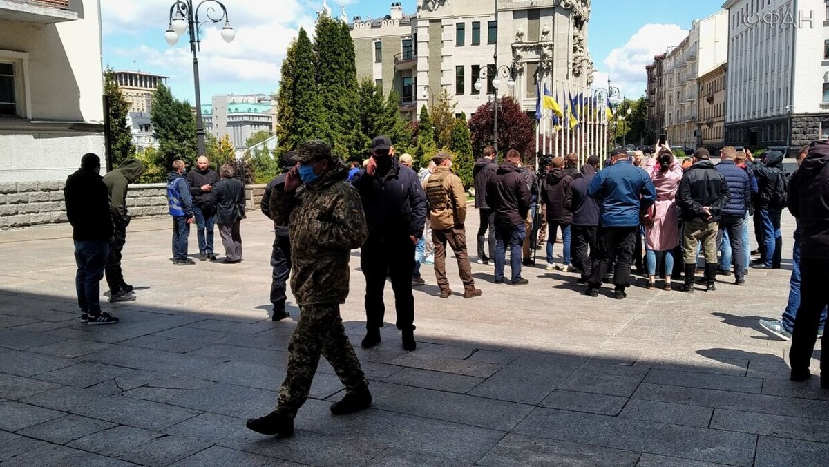 Сотни националистов протестуют в Киеве против «капитуляции в Донбассе»Федеральное агентство новостей / Полина Цыбулько
