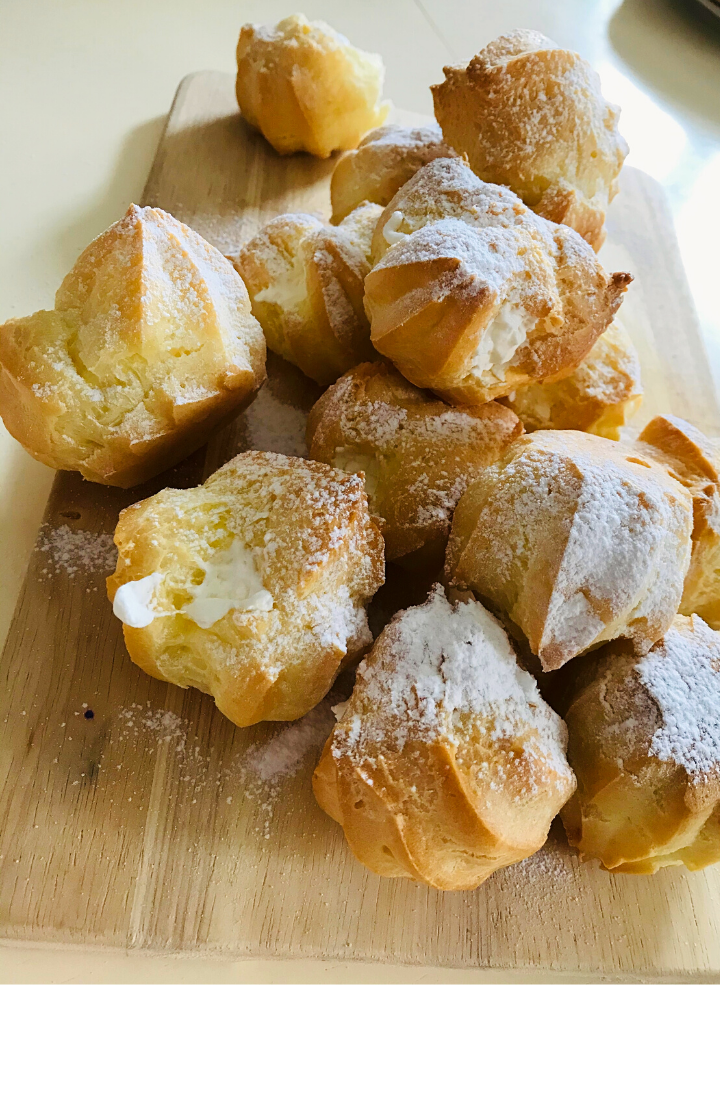 Все эти чудесные пирожные готовятся из заварного теста и отличаются только формой. На фото - профитроли, а эклеры бывают удлиненной формы, тесто для них на противень выкладывается в виде язычка. Для приготовления теста нужно 100 г сливочного масла, 250 мг воды и 1/4 ч. л. соли положить в небольшую кастрюльку, и прокипятить. Затем убрать кастрюльку с огня и быстро всыпать стакан муки, взбивая тесто деревянной ложкой. Должен получится шарик, отстающий от стенок кастрюли. Главное, всыпать муку в кастрюльку мгновенно, как только сняли ее с огня!  Когда тесто немного остынет в него добавить 4 яйца, взбивая веничком (или миксером) по одному.    На противень, смазанный маслом, тесто выкладывать шариками двумя чайными ложками, не забывая оставлять большой промежуток между шариками. Тесто при выпекании увеличивается в 2-3 раза.  Выпекать сначала при 200 градусах 10 мин, затем уменьшить температуру до 180 градусов и печь еще 15-20 мин. Пирожные на вид должны быть приятно румяные. Дать им остыть и можно наполнять кремом.  Так же они могут храниться несколько дней в закрытом контейнере и их можно наполнять кремом перед подачей на стол. Крем простой, сливочный:  взбить 200 г размягченного сливочного масла миксером или венчиком добела. В масло по чуть-чуть, продолжая взбивать крем, добавить 1/2 банки сгущенного молока, пока он не станет однородным и воздушным.  Остывшие пирожные наполнить кремом можно с помощью кондитерского шприца или, если нет его, сделать надрез и положить пару чайных ложечек крема.  Хранить пирожные в холодильнике. Но, уверена, что до этого не дойдет...)))  Хоть их и получается не мало, штук тридцать, но съедаются они быстро. Приготовьте и убедитесь сами!                                                                      