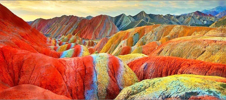 цветные скалы Чжанъе Данксиа в Китае.