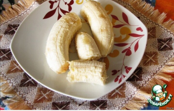 Мы знаем, что овощи с фруктами для нас очень полезны. Одни плоды славятся пользой для сосудов, другие – для мозга, третьи – еще для чего-нибудь. А вот банан оказался лучше черники. Впрочем, сейчас мы по порядку рассмотрим, чем полезны бананы. К сожалению, эти продукты в России не растут – маловато тепла. К счастью, их пока еще в Россию ввозят, и это радует. Бананы нам очень нужны. Вот в чем заключается их неоценимая польза: 1. Польза для зрения. В бананах немало витамина A, наделяющего пользой наши глаза. Женщинам на день рекомендовано употребить 700 мкг этого вещества, мужчинам – 900. Это поможет существенно снизить риск появления куриной слепоты. 2. Гипертония. Гипертоники нередко испытывают дефицит калия, зато солей у них в организме много. Задача калия – эти соли связать, а потом «выгнать» из организма. В бананах калия хватает, поэтому они снижают давление. Нормальное давление хорошо для всего, включая глаза. 3. Бананы – лучший антистрессовый продукт, обладающий набором микроэлементов и витаминов, которые влияют на обмен веществ. Между тем, обмен веществ связан со стрессами в человеческом организме. 4. Депрессия. В бананах есть триптофан, помогающий нам вырабатывать серотонин. Побороть серьезную тоску одними бананами не получится, но легкая грусть обязательно отступит. 5. Метеоризм, запоры. Бананчики содержат в себе пектин – занимающийся удалением из организма тяжелых металлов и прочих токсинной. Данный фрукт является хорошим пробиотиком, стимулирующим пищеварительный процесс. Банан уменьшает образование газов и обладает деликатным послабляющим эффектом. 6. Потеря веса тела. Бананы сладкие, но разрешаются практически в любой диете (о калорийности бананов можно почитать тут, например). А все дело в обилии водорастворимой клетчатки. Банановые волокна, оказавшись в пищеварительном тракте, начинают впитывать воду, замедляя тем самым пищеварение. В итоге вы намного дольше ощущаете сытость. 7. Помогут бананы и при ПМС. Тут есть витамин B6, благотворно влияющий на сахар в нашей крови, а также снижающий негативный симптомы ПСМ. Употребление тропического фрукта поможет при вздутии живота плюс ко всему снизится раздражающая амплитуда смен настроения