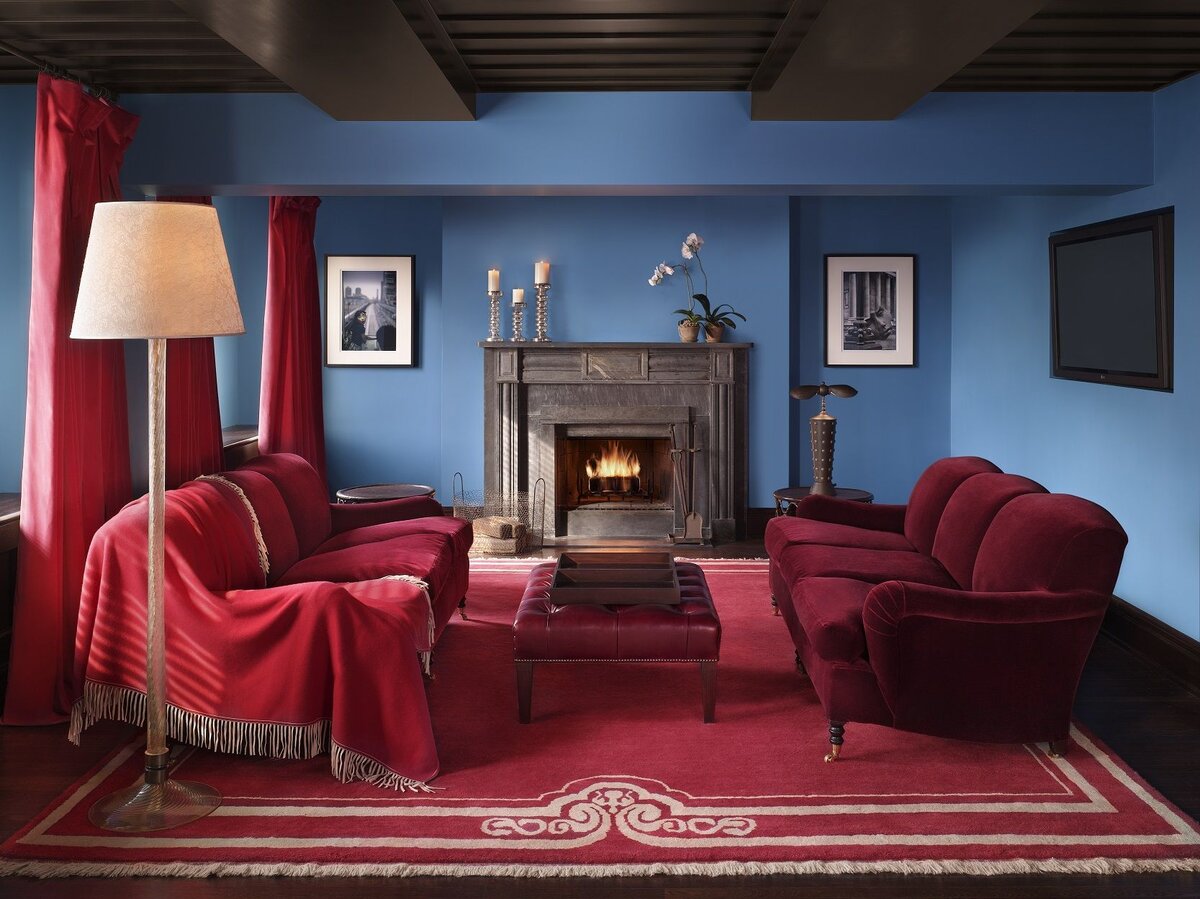 Голубой и бордовый в интерьере