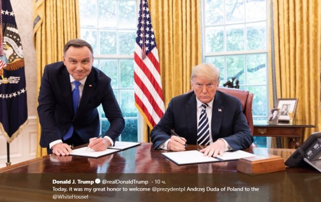 фото: https://eadaily.com/ «Синдром холопа» фото президента Польши с Трампом . Холоп стоя перед боссом. Босс пока еще сидит.