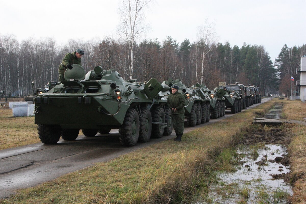 Фото Александра Рошки. Армейская колонна. Механики-водители колесных бронетранспортеров  тоже сегодня празднуют.