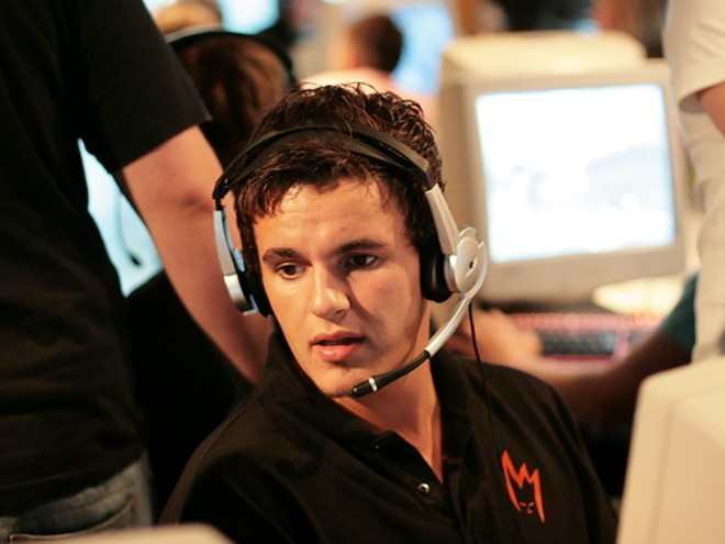 Великий немецкий игрок Роман «Roman R.» Рейнхардт за свою долгую карьеру, которая началась в 2002 году, играл всего лишь в двух командах. Душа и сердце легендарной Mousesports покидал стан «мышек» и выступал за Alternate лишь для того, чтобы доказать всем, что немецкий Counter-Strike ещё жив. На памятном для всех российских фанатов киберспорта WCG 2002 Рейнхардт и его Mouz заняли третье место. С нашей M19 они так и не встретились, дважды проиграв канадцам Nerve, но тем не менее о своих амбициях заявили очень громко. 
На крупных соревнованиях Roman R. побеждал дважды: в рамках CPL Spain в 2005 году, а также на ENC 2005 в составе сборной Германии. Кроме того, немец имеет по-настоящему бессчётное количество медалей разного достоинства с турниров серий WCG, ESWC, CPL и Intel Extreme Masters. Многие болельщики путали Рейнхардта с другим известным Романом – Аусдорфером. Оба они провели множество турниров бок о бок.