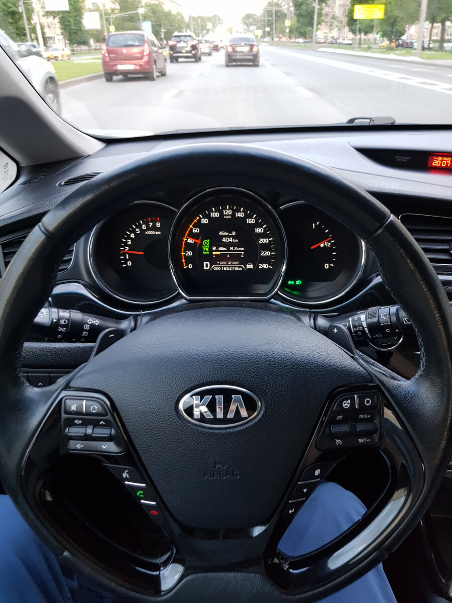 Фотография улицы и салона с водительского кресла