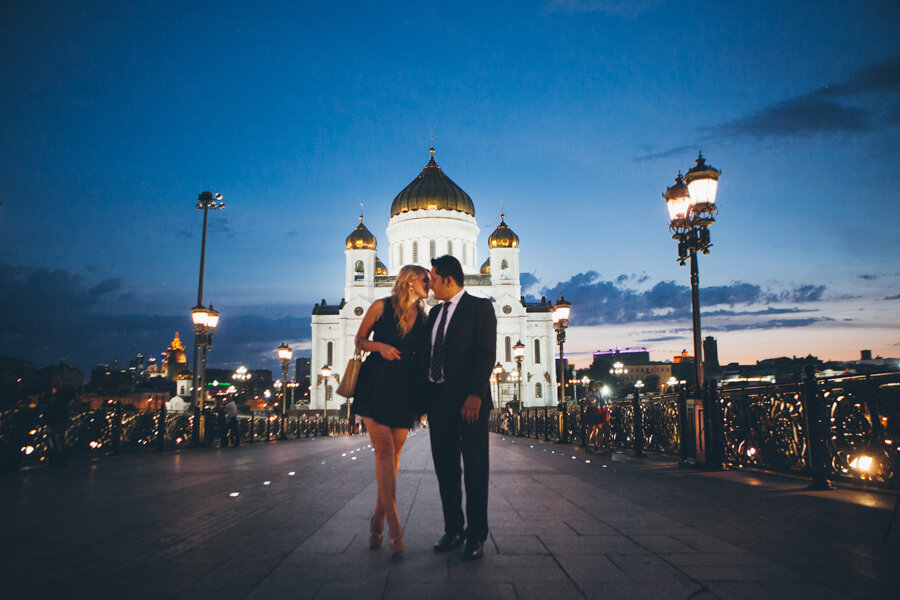 Парочка на фоне Москвы. Пара на фоне храма. Пара на фоне церкви. Влюблённые в Москве.
