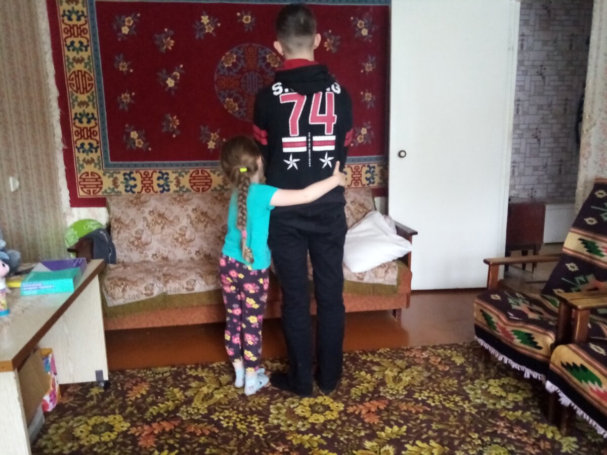 А вот так сестрёнка любит брата)