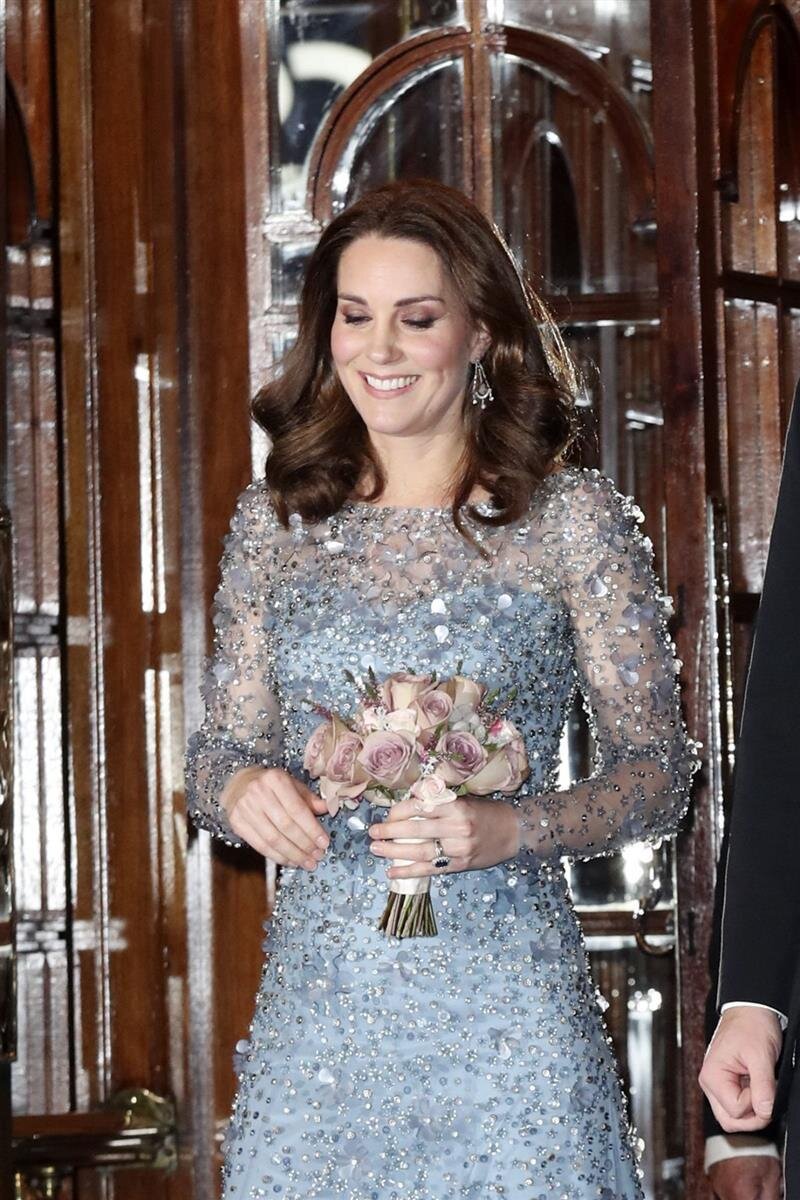 Из аксессуаров крупные серьги и блестящие туфли.Макияж очень нежный)