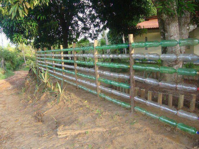 Забор из пластиковых бутылок