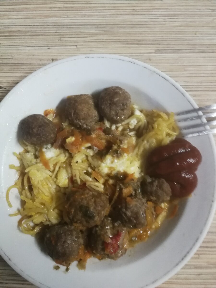 фрикадельки и кетчуп чучуть