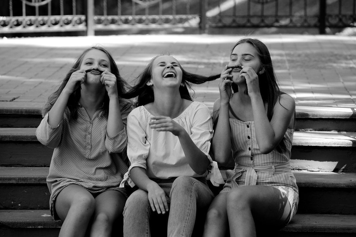 Друг-это не тот который только с тобой в радости, но и в горе. Всегда готов помочь и придти на помощь и никогда не променяет тебя на кого-то.