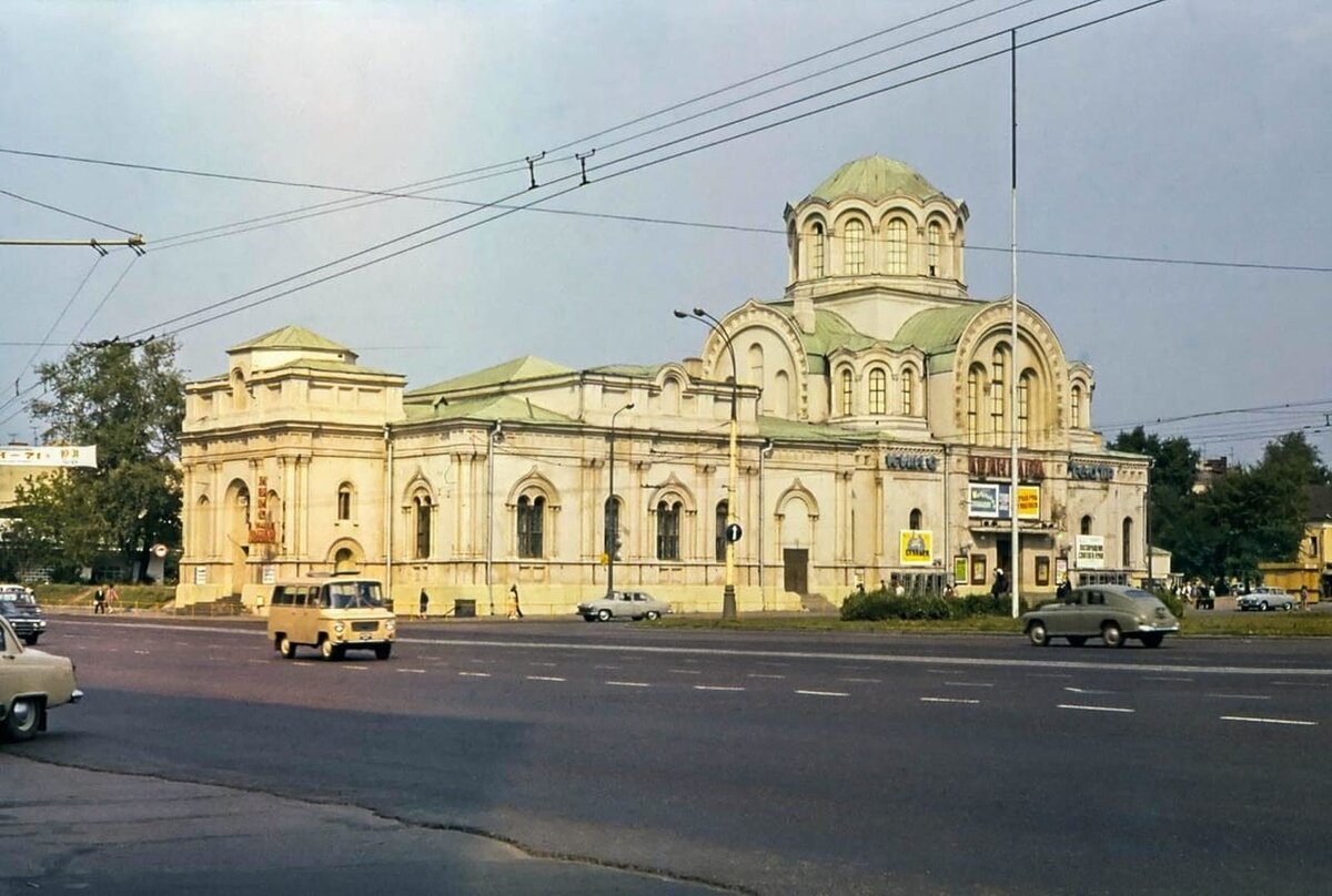 Кинотеатр авангард. Кинотеатр Авангард на Калужской площади. Церковь Казанской иконы Божией матери у Калужских ворот. Храм Казанской Божьей матери на Калужской площади. Церковь Казанской иконы Якиманка.