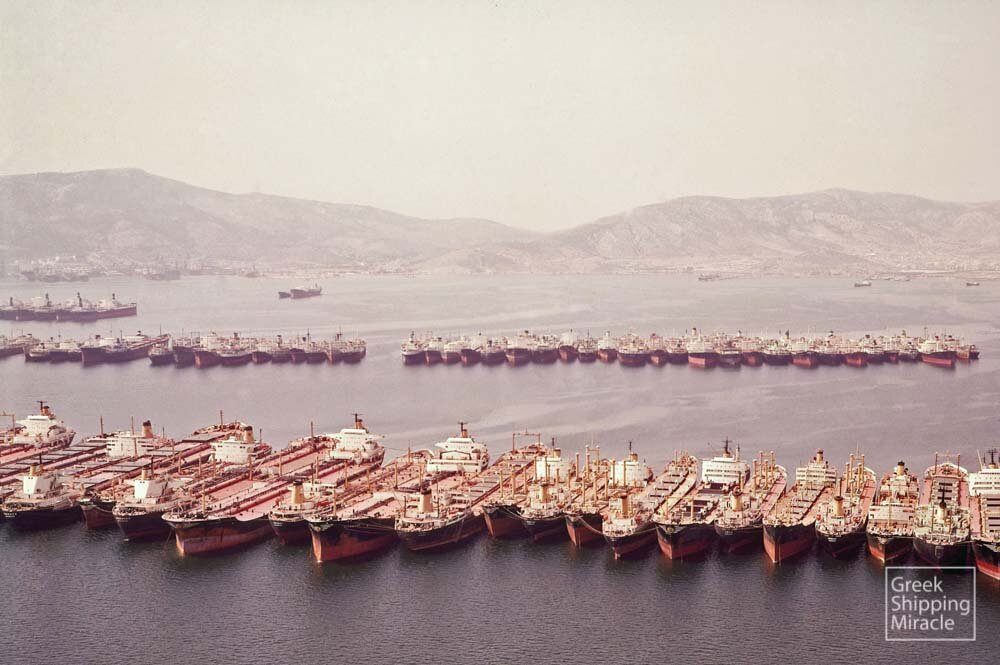 Танкеры на приколе в Греции во время кризиса. Фото - https://www.greekshippingmiracle.org/en/history/1981.html