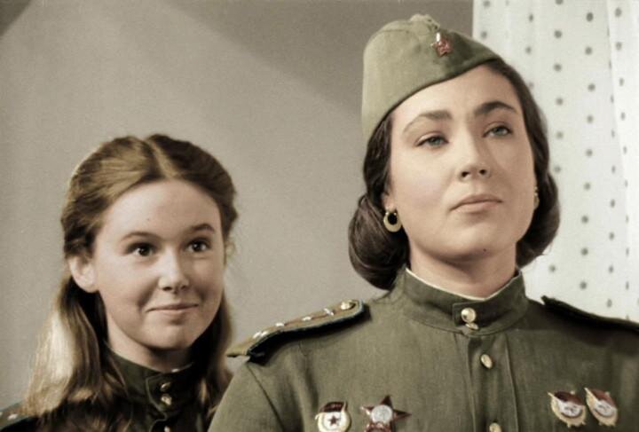 "В бой идут одни старики". «Поющая эскадрилья» на самом деле существовал — она была в 5-м гвардейском истребительном авиационном полку под командованием Василия Сталина, где служил Виталий Попков. В эскадрилье имелся собственный хор, а два самолета были подарены оркестром Утёсова и на одном из них красовалась надпись «Весёлые ребята».