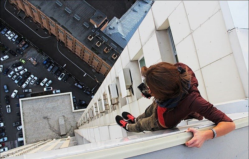 Особенно популярны у подростков экстремальные селфи - они выглядят максимально эффектно, демонстрируют смелость, вызывают уважение сверстников. Но статистика пугает - Россия на втором месте в мире по количеству смертей во время селфи. Источник: Яндекс-картинки