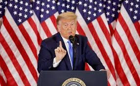 В США выбирают президента. Основные кандидаты — действующий президент Дональд Трамп и бывший вице-президент Джо Байден. Согласно опросам, лидирует Байден, но предсказать результаты голосования трудно — рекордное число избирателей в этом году голосует по почте 
Что происходит
Основных кандидатов два — республиканец Дональд Трамп и демократ Джо Байден. Кроме них есть еще и кандидаты «третьих сил» — Джо Джоргенсен (Либертарианская партия), Хауи Хокинс («Партия зеленых»), но шансы на их победу минимальны. Еще один кандидат — рэпер Канье Уэст, который, как он рассказал, проголосовал сам за себя.
Согласно предварительным подсчетам, лидирует Джо Байден — 220 голосов выборщиков против 213 у Трампа.
Байден пока лидирует в 21 штате, Трамп — в 28. Основная борьба развернулась в так называемых колеблющихся штатах. Победа Байдена в крупнейшем из них — Флориде, которая дает 29 голосов выборщиков, оставила бы Трампу немного шансов на переизбрание, пишет NYT. Но пока что там лидирует Трамп — как и в Джорджии и Северной Каролине, завоевать которые надеялся Байден.
В Огайо — одном из колеблющихся штатов — после подсчета 94% голосов побеждает Трамп с 53,3%, против 45,2% у Байдена. Победитель получит 18 голосов выборщиков. В 2016 году именно победа Трампа в Огайо принесла ему окончательную победу на выборах.
За четыре года после предыдущих выборов предпочтения голосующих не сильно изменились — по предварительным результатам голосования, Трамп оставляет за собой штаты, которые выбрали его в 2016 году.
Три штата — Висконсин, Пенсильвания и Мичиган — сообщили, что точно не смогут объявить результаты в ближайшее время. Мичигану нужно время как минимум до пятницы, остальные сроки не уточнили. Победитель в этих трех штатах (CNN прогнозирует победу Трампа) получает 46 голосов выборщиков.
Голосование на первом участке (в поселке Диксвилл-Нотч в штате Нью-Гэмпшир) на выборах в США началось сразу после полуночи (около 8 утра мск). Победителем, набрав все пять голосов, там стал Джо Байден. На втором открывшемся в полночь участке в Миллсфилде 16 голосов получил кандидат-республиканец Дональд Трамп.
Довыборы в конгресс: в палате представителей с большим отрывом пока лидируют республиканцы, на выборах в Сенат партии идут вровень. Сенат — 42:42, палата представителей — 99:138 (данные CNN).
Оба кандидата сделали заявления. Байден попросил набраться терпения и ждать окончательных итогов выборов. Трамп начал выступление с того, что заявил, что объявил бы о своей победе, если бы не медленный подсчет голосов, который он назвал серьезным мошенничеством. Но под конец речи все же не сдержался: «Мы выиграем эти выборы, и я уверен — мы это уже сделали».
Bloomberg предупреждает, что выборы в несколько ближайших дней станут очень запутанными, если Трамп решит оспорить их результаты из-за затянутого подсчета голосов.
Более 100 млн человек уже проголосовали в США еще до официального дня президентских выборов, из них более 65 млн отправили свои голоса по почте. Байден и Трамп тоже голосовали досрочно.
Вице-губернатор Пенсильвании — одного из колеблющихся ключевых штатов - Кэти Буквар попросила быть терпеливыми и не ждать результатов голосования в день выборов. Ранее Верховный суд разрешил штату принимать бюллетени досрочного голосования в течение трех дней после дня голосования. Трамп осудил такое решение.
Власти Небраски, Мичигана, Канзаса и Айовы сообщили о автозвонках избирателям с призывами оставаться дома. Информация об этом уже передана в ФБР. Компания Robokiller, специализирующаяся на отслеживании спама, сообщила, что 287 млн подобных звонков фиксировались с декабря 2019 года во всех 50 штатах.
Трамп выразил уверенность в том, что сумеет добиться переизбрания по итогам выборов. На предвыборном митинге в штате Северная Каролина он предположил, что если бы СМИ объективно освещали его деятельность, то ему было бы проще победить. «Да, все это было бы проще. Однако хорошая новость заключается в том, что мы в любом случае победим», — сказал Трамп. Говоря об опросах, согласно которым он уступает в популярности кандидату в президенты от демократов Джо Байдену, Трамп сказал: «Да, я смотрел эти фейковые опросы». За несколько недель до этого он обещал, что в случае своего проигрыша обеспечит мирную передачу власти. В день выборов Трамп лаконичен: