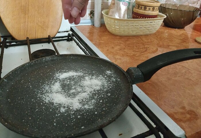 Простая хитрость, чтобы масло из сковородки не брызгало во все стороны