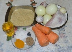 ШАГ 1:
Продукты, необходимые для приготовления плова. Лук и морковь необходимо очистить, тщательно помыть эти овощи и мясо. У головок чеснока снять несколько слоев шелухи, и не разбирая на зубчики, обмыть головки под проточной водой.