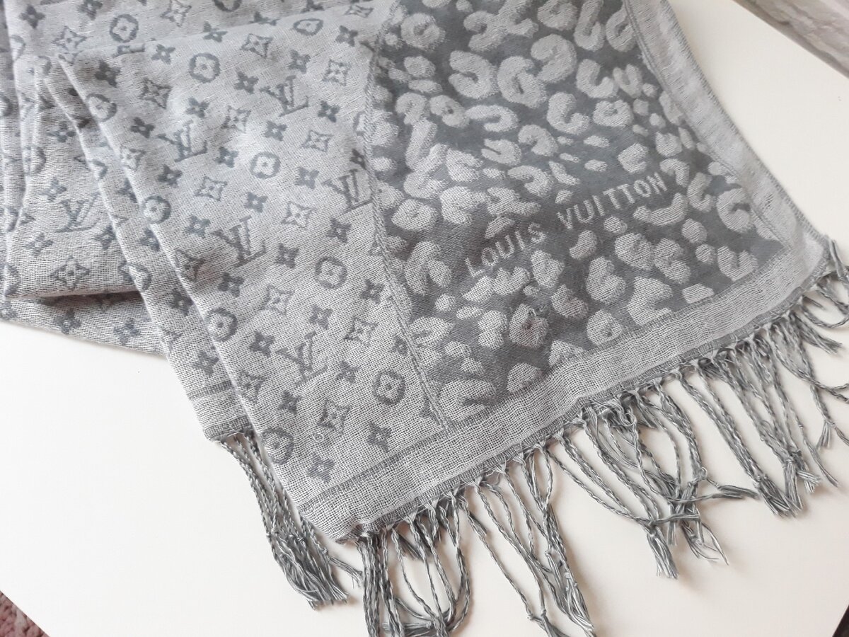 Палантин моей дочери с кистями по краям.