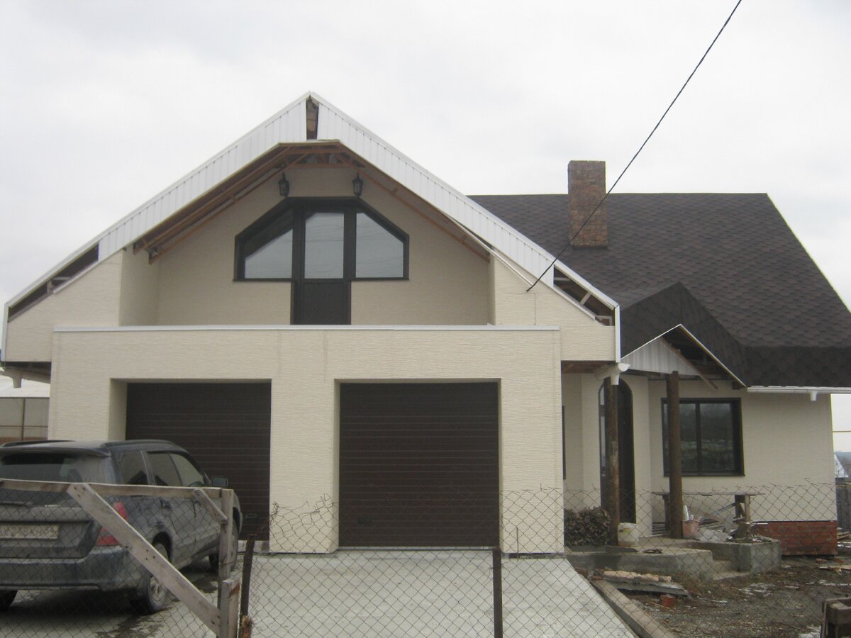 Дом кажется небольшим, но, благодаря конфигурации крыши, уместились 4 спальни в мансарде))