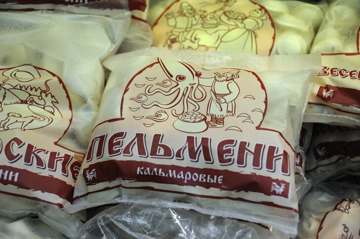 Кальмаровые. Предполагается, что это пельмени с мясом кальмара, но картинка больше похожа на сцену контакта с пришельцами.