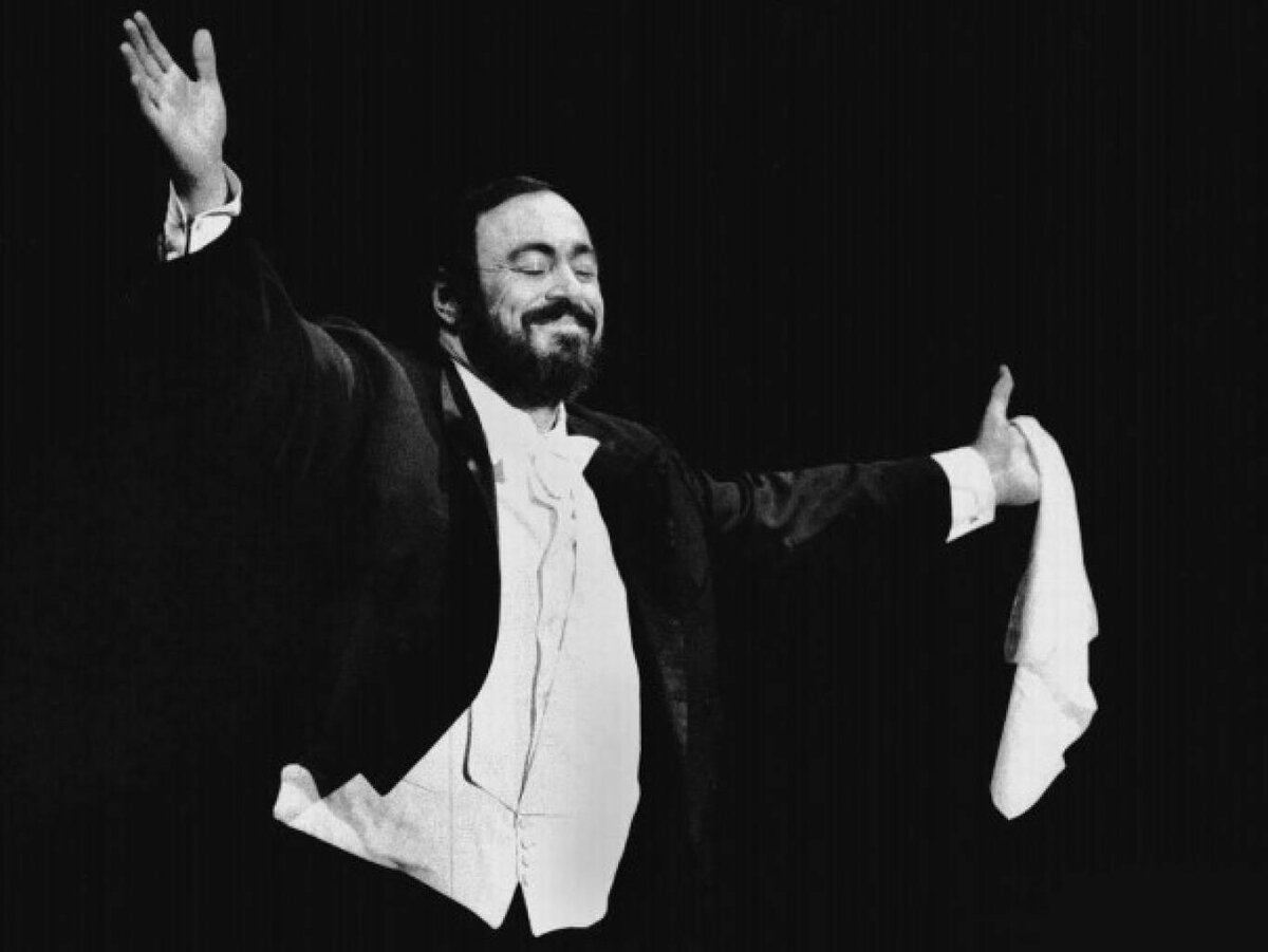 Лучано Паваротти и его талисман. Фото из Интернет