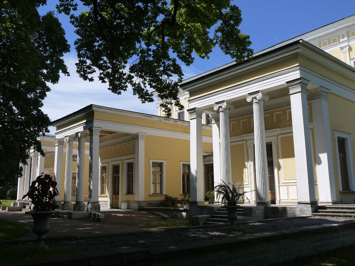 Западный фасад дворца.