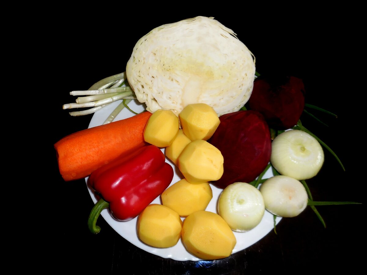 - половина небольшого кочана капусты; - 7 средних картофелин; - 1 большая морковь; - 3 небольшие луковицы; - крупных свёклы; - болгарский перец; - зелёный лук