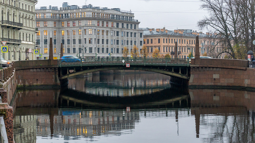 Мост расположен у пересечения Мойки и Крюкова канала