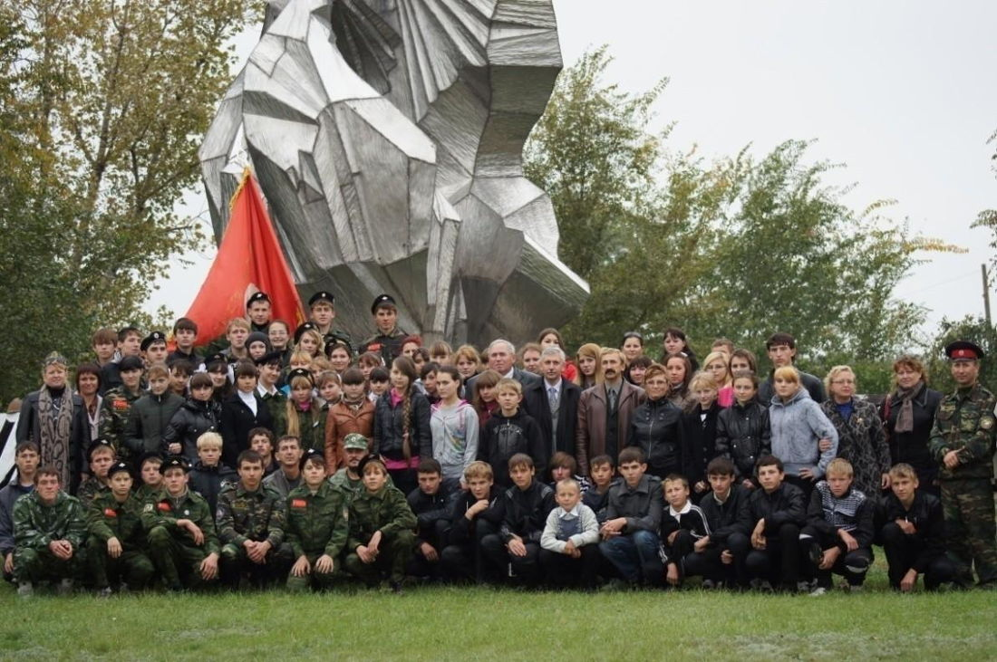Поисковики отряда "Стальное пламя" и родственники героев у мемориала "Стальное пламя"