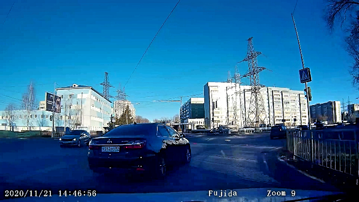 подрезал и повернул направо