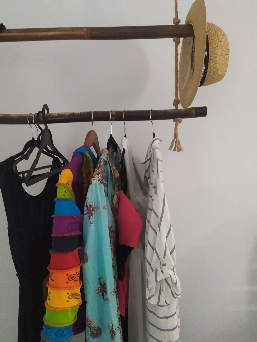 Здесь мало жилья с обычными для нас шкафами. Бамбуковый рейл вмещает почти всю одежду!