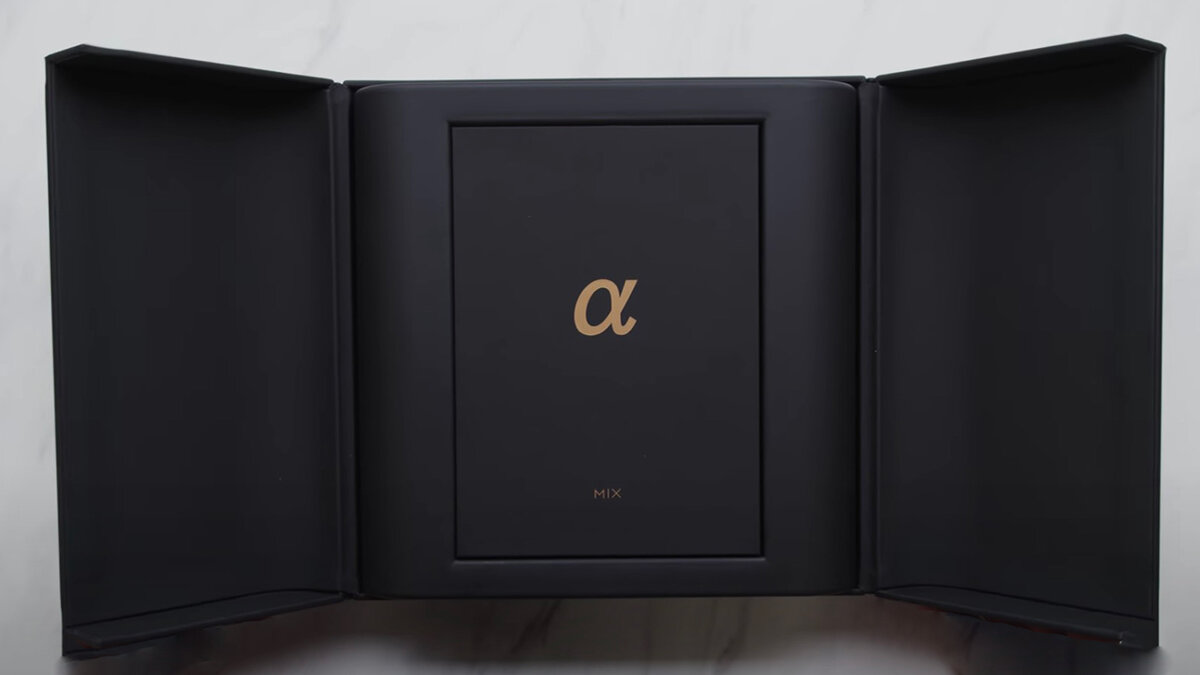 Не коробка, а целый саквояж