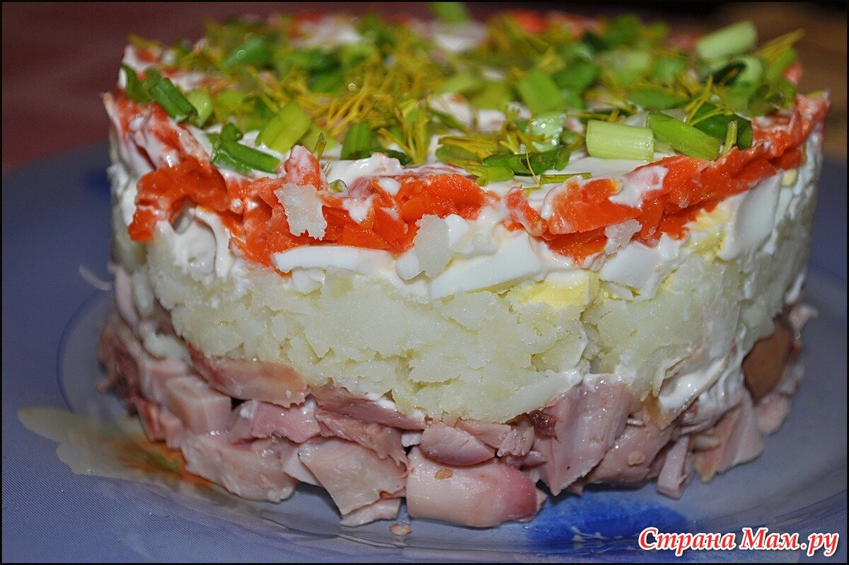 Салат с копчен курицей. Слоеный салат из копченых грудок. Салат слоеный с копченой курочкой. Слоёный салат с копчёной курицей и помидорами. Салат с копчёной курицей и помидорами слоями