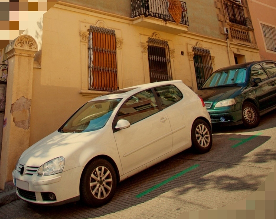 Авто стоит неправильно, нужно перед располагать выше задней части 