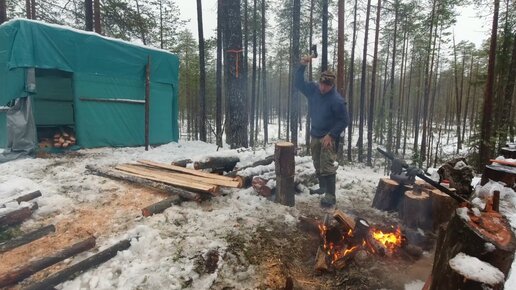 Балаган в лесу. Хижина охотника. Как строить жилище в лесу. Пилим доски на пол. Выживание на острове.