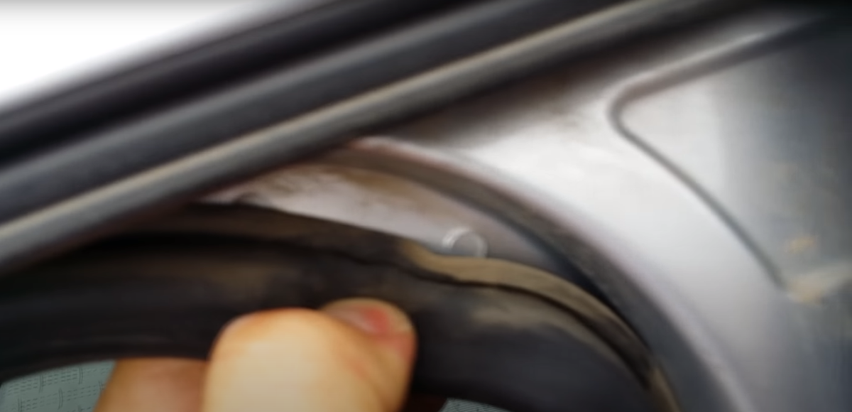 Осмотр швов под уплотнителем