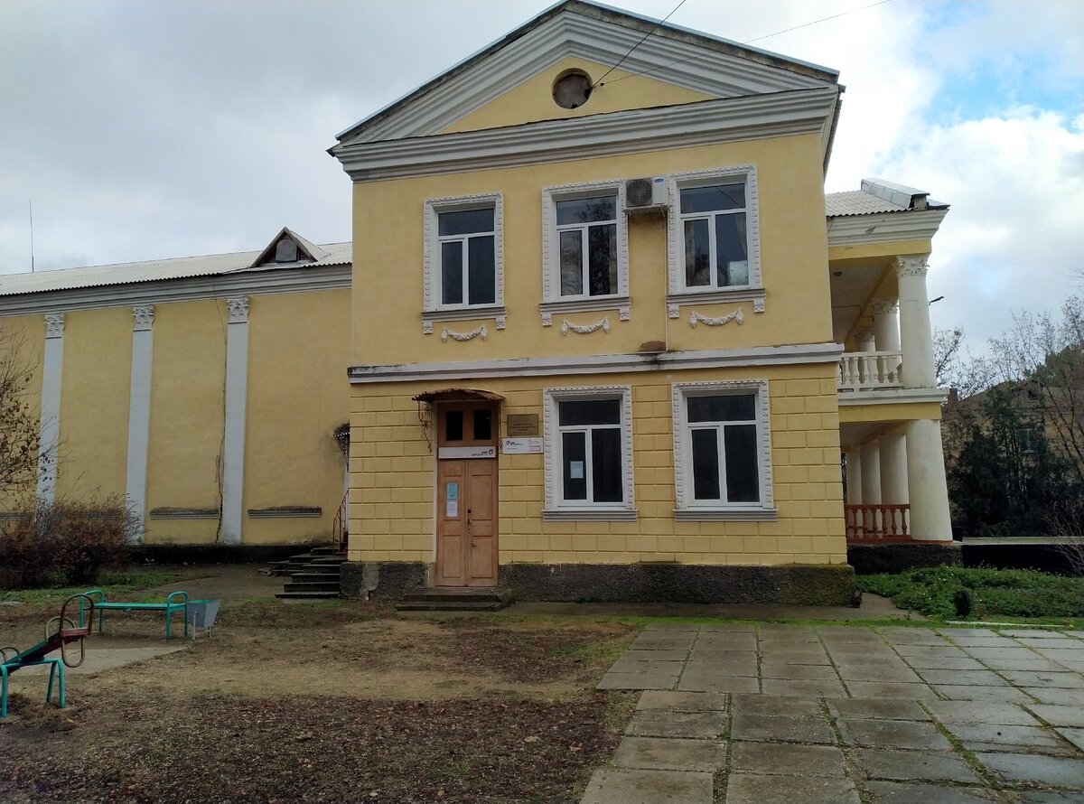 Дом культуры, там же библиотека и МФЦ
