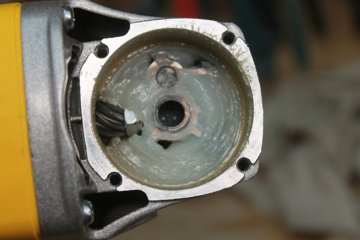 Заехал в Леруа и увидел, как мужики на расхват забирают болгарки по ...