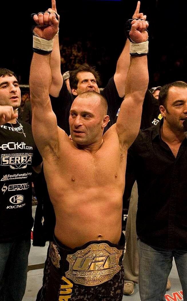 Мэтт Серра завоевывает пояс чемпиона UFC. Фото из свободных источников