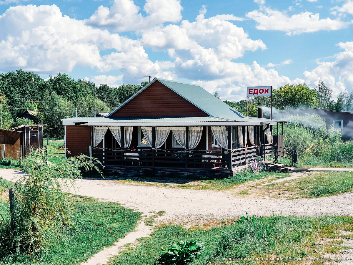Рядом - "Едок". Оба принадлежат одному владельцу и существуют больше 15 лет. Сейчас ими управляет сын "основателя", который даже учился на факультете коммерции и торгового дела. Наверное, именно поэтому эти два кафе довольно сильно отличаются в лучшую сторону от соседей. Как минимум внешне.