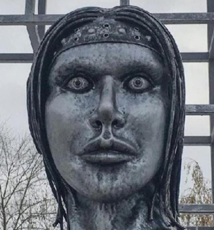 Памятник шоколадке Аленка