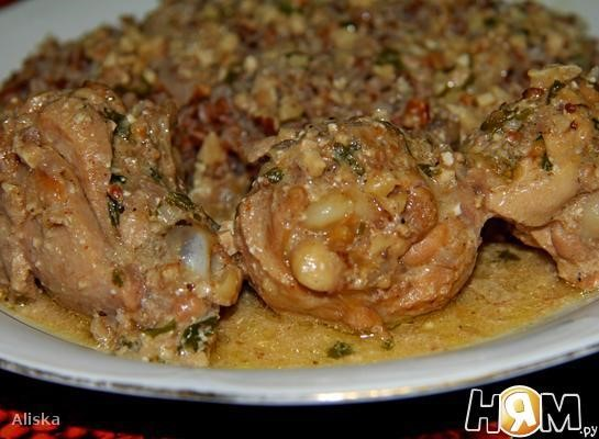 Ингредиенты: курица 1.2 кг
лук репчатый 2 шт
орехи грецкие 0.7 стак.
2/3 стакана
сметана 3 ст. л.
сливочное масло 100 г
хмели-сунели 1 ч. л.
соль и перец по вкусу
кинза свежая по вкусу
чеснок по вкусу
перец красный горький по вкусу

Приготовление курицы в ореховом соусе
Шаг 1
В сливочном масле потушить лук.
Шаг 2

Всыпать измельченные орехи, хмели-сунели. Перемешать до впитывания масла и снять с огня
Шаг 3
Отдельно зарумянить со всех сторон куски птицы
Шаг 4
Залить водой так, чтобы она почти покрывала курицу. Потушить 15 минут:
Шаг 5
Добавить луково-ореховую массу, сметану. Посолить и потушить еще 10 минут
Шаг 6
Заправить рубленой кинзой, чесноком и снять с огня.
Подавать как в горячем, так и в холодном виде