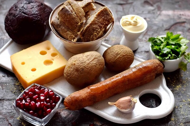Вкусный красочный новогодний салат с мясом и свеклой
