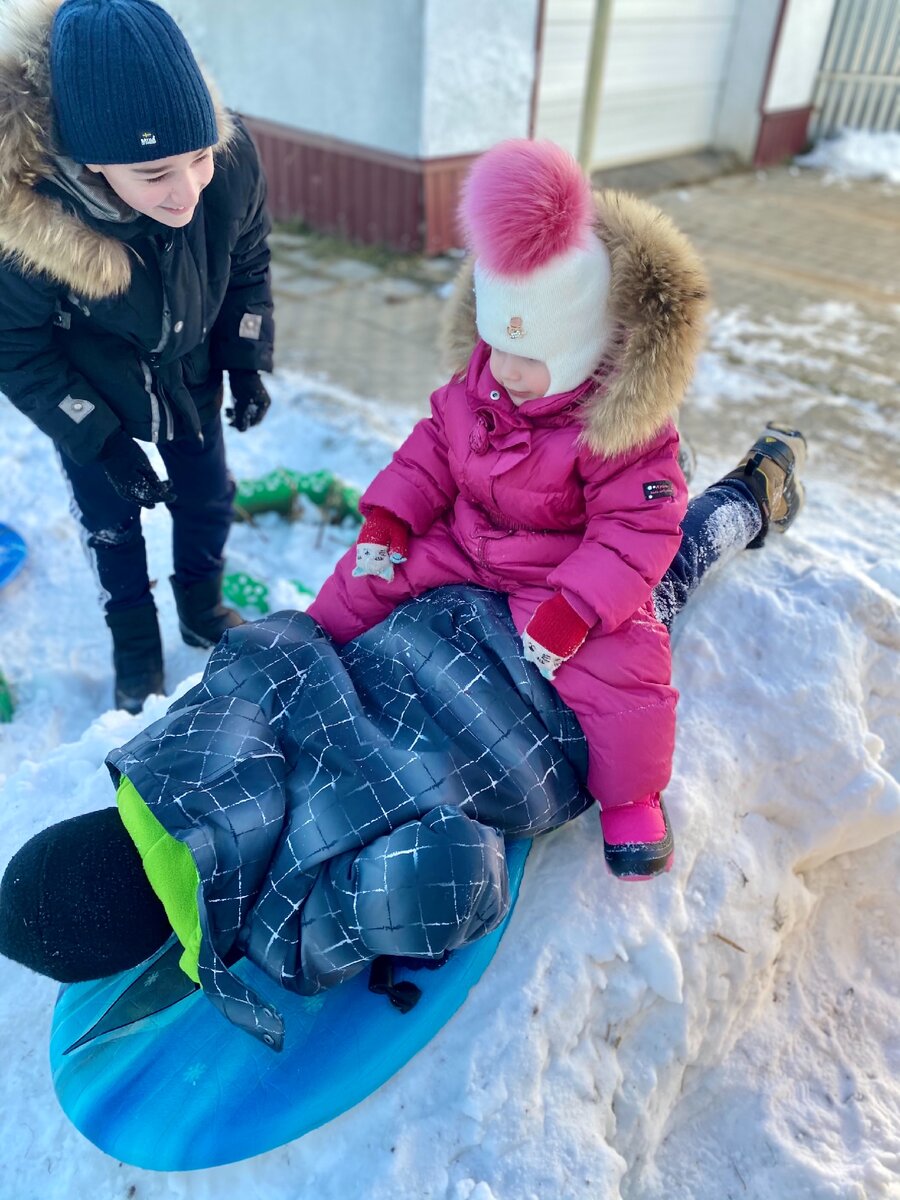 Детищи на даче горку построили) Валя пришла протестить)