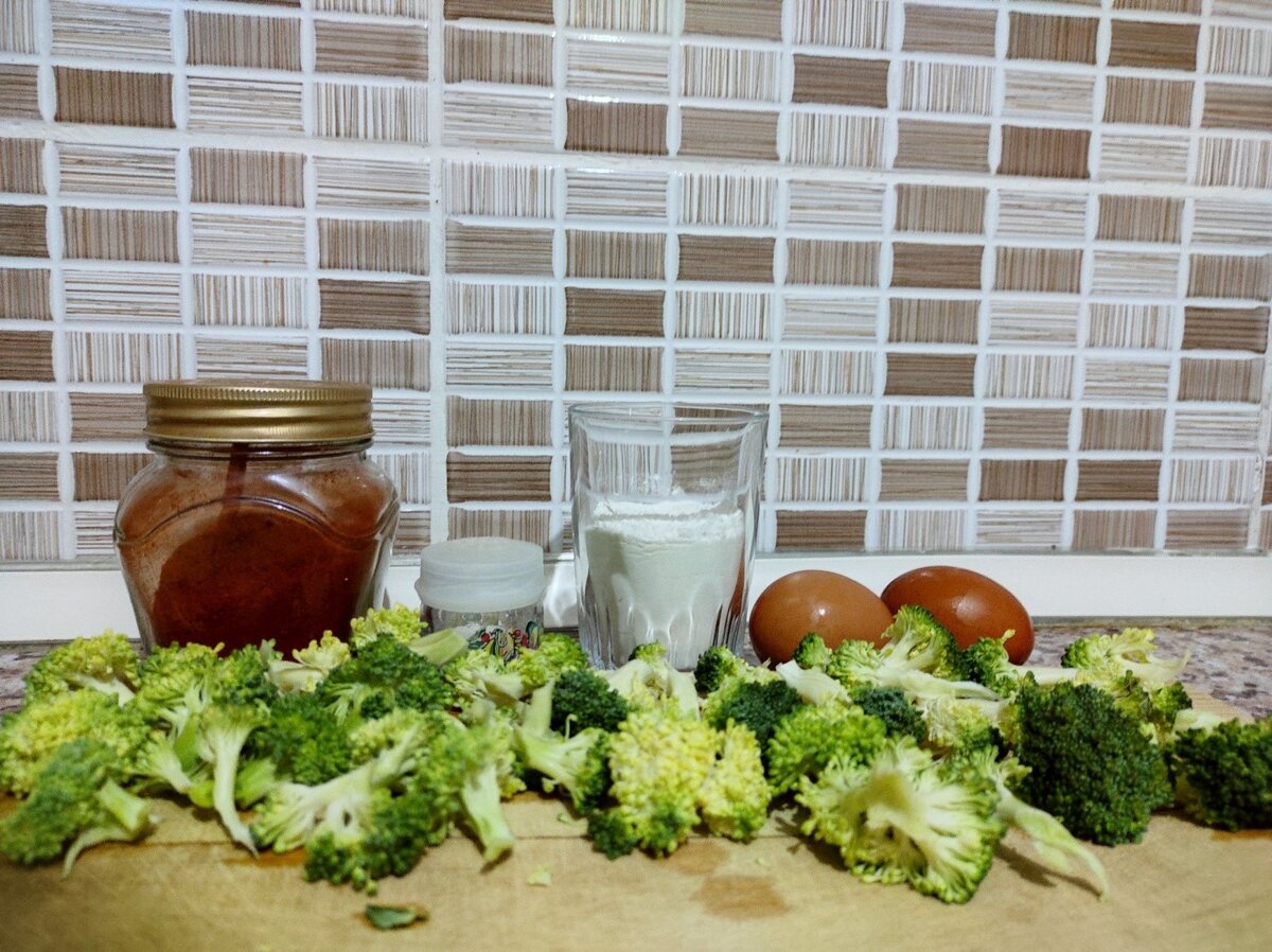 Подготовим необходимые ингредиенты для приготовления брокколи в яичном кляре. Брокколи промоем и разберем на соцветия